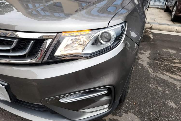 Used Geely Auto Emgrand X7 Sport 2018 1.8TD Automatic Two-Wheel Drive Zhiya Model Left Front Headlight