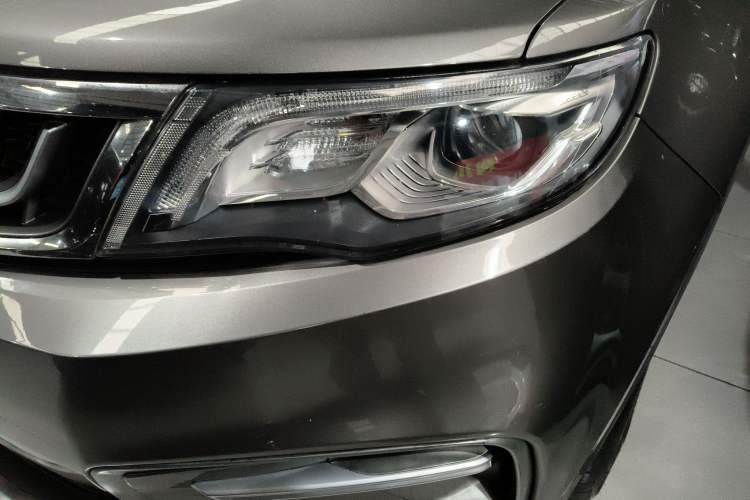 Used Geely Auto Emgrand X7 Sport 2018 1.8TD Automatic Two-Wheel Drive Smart Connect 4G Internet Edition Left Front Headlight