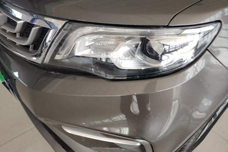 Used Geely Auto Emgrand X7 Sport 2018 1.8TD Automatic Two-Wheel Drive Smart Connect 4G Internet Edition Left Front Headlight