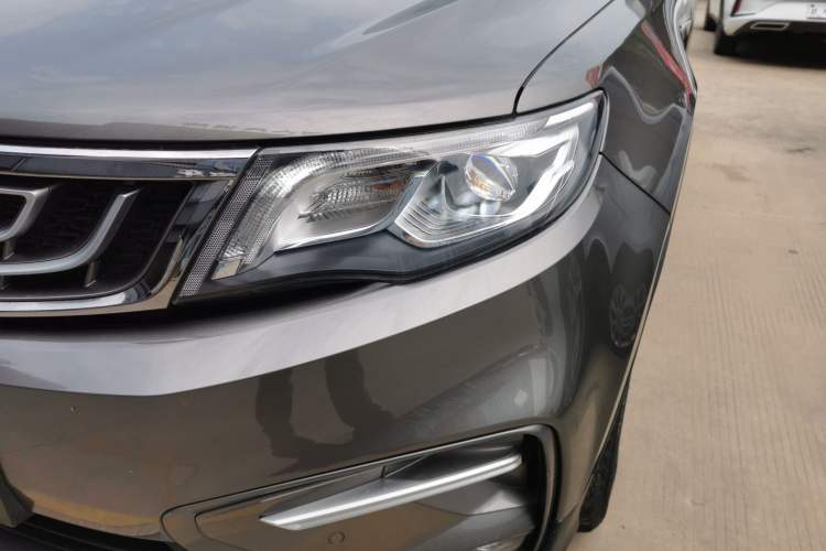 Used Geely Auto Emgrand X7 Sport 2018 1.8TD Automatic Two-Wheel Drive Smart Connect 4G Internet Edition Left Front Headlight