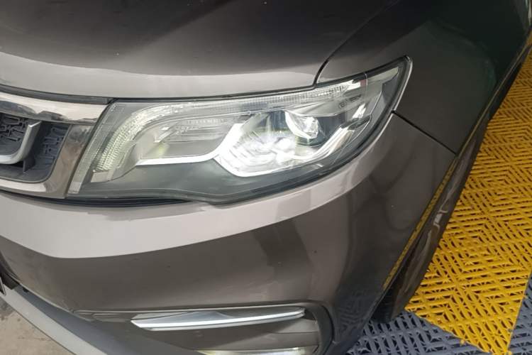 Used Geely Auto Emgrand X7 Sport 2018 1.8TD Automatic Two-Wheel Drive Smart Connect 4G Internet Edition Left Front Headlight