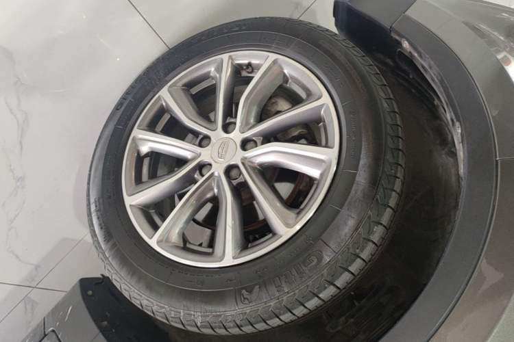 Used Geely Auto Emgrand X7 Sport 2018 1.8TD Automatic Two-Wheel Drive Smart Connect 4G Internet Edition Left Front Wheel Hub