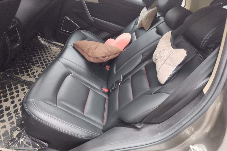 Used Geely Auto Emgrand X7 Sport 2018 1.8TD Automatic Two-Wheel Drive Smart Connect 4G Internet Edition Left Rear Seat