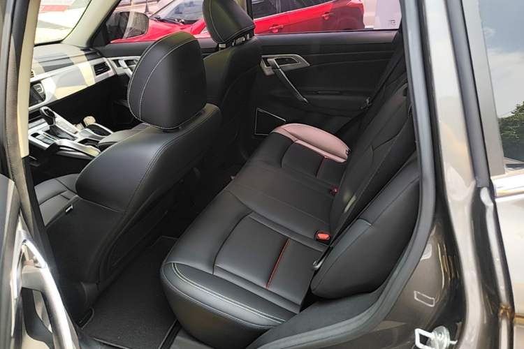 Used Geely Auto Emgrand X7 Sport 2018 1.8TD Automatic Two-Wheel Drive Smart Connect 4G Internet Edition Left Rear Seat