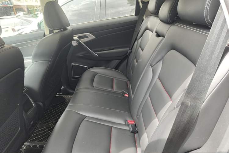 Used Geely Auto Emgrand X7 Sport 2018 1.8TD Manual Two-Wheel Drive Smart Connect 4G Internet Edition Left Rear Seat