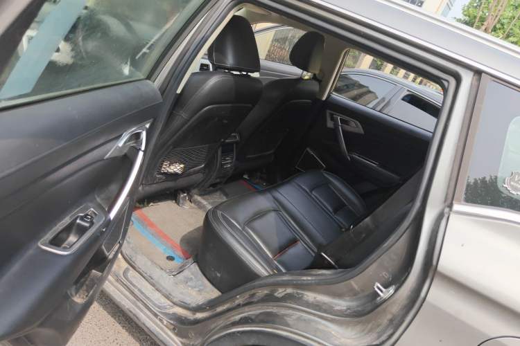 Used Geely Auto Emgrand X7 Sport 2018 1.8TD Automatic Two-Wheel Drive Smart 4G Connected Version Left Rear Seat