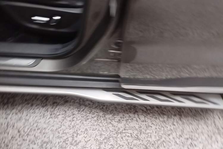 Used Geely Auto Emgrand X7 Sport 2018 1.8TD Automatic Two-Wheel Drive Smart Connect 4G Internet Edition Left Side Sill