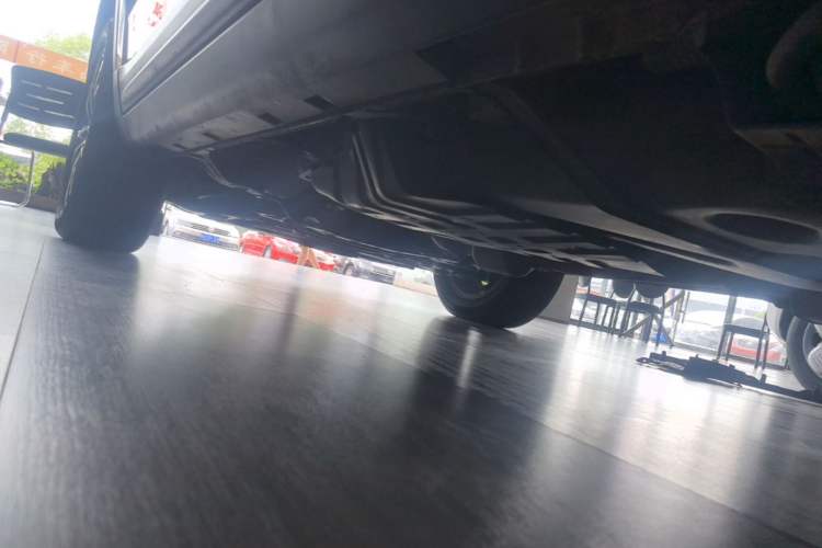 Used Geely Auto Emgrand X7 Sport 2018 1.8TD Automatic Two-Wheel Drive Smart Connect 4G Internet Edition Left Side Sill