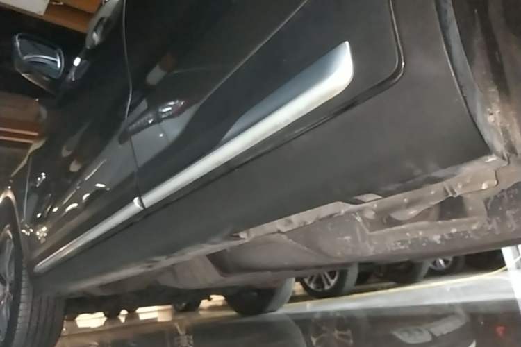 Used Geely Auto Emgrand X7 Sport 2018 1.8TD Automatic Two-Wheel Drive Smart 4G Connected Version Left Side Sill