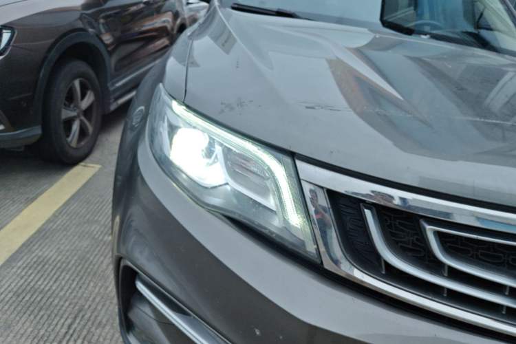 Used Geely Auto Emgrand X7 Sport 2018 1.8TD Automatic Two-Wheel Drive Smart Connect 4G Internet Edition Right Front Headlight