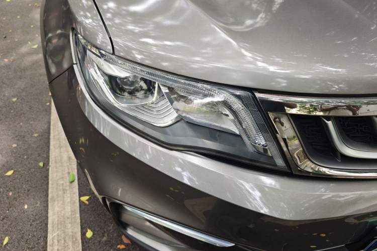 Used Geely Auto Emgrand X7 Sport 2018 1.8TD Automatic Two-Wheel Drive Smart Connect 4G Internet Edition Right Front Headlight