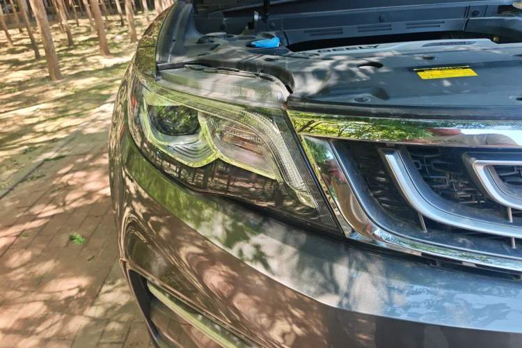Used Geely Auto Emgrand X7 Sport 2018 1.8TD Automatic Two-Wheel Drive Smart 4G Connected Version Right Front Headlight