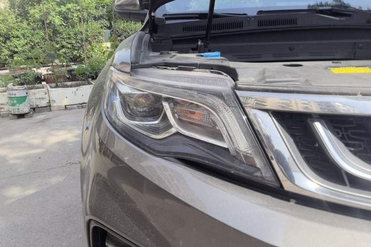 Used Geely Auto Emgrand X7 Sport 2018 1.8TD Automatic Two-Wheel Drive Smart Connect 4G Internet Edition Right Front Headlight