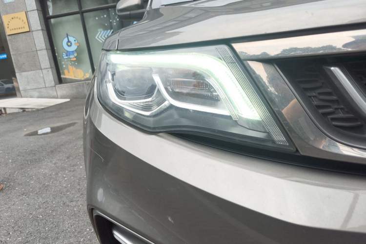 Used Geely Auto Emgrand X7 Sport 2018 1.8TD Automatic Two-Wheel Drive Smart Connect 4G Internet Edition Right Front Headlight