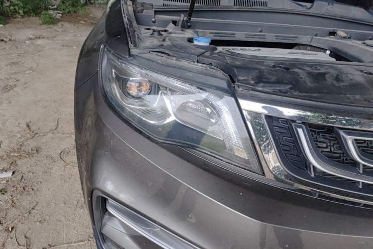 Used Geely Auto Emgrand X7 Sport 2018 1.8TD Automatic Two-Wheel Drive Smart Connect 4G Internet Edition Right Front Headlight