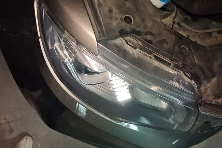 Used Geely Auto Emgrand X7 Sport 2018 1.8TD Automatic Two-Wheel Drive Smart Connect 4G Internet Edition Right Front Headlight