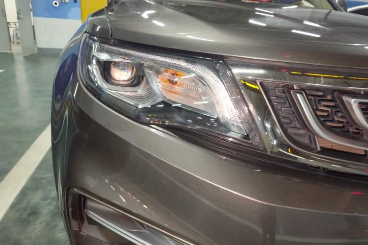 Used Geely Auto Emgrand X7 Sport 2018 1.8TD Manual Two-Wheel Drive Smart Connect 4G Internet Edition Right Front Headlight