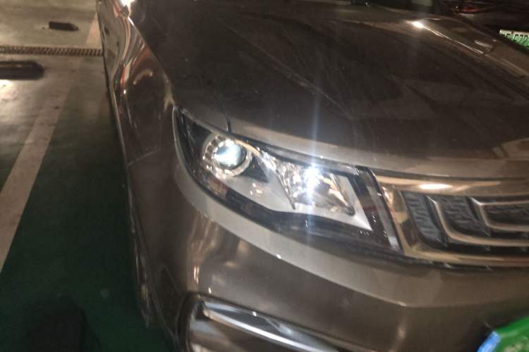 Used Geely Auto Emgrand X7 Sport 2018 1.8TD Automatic Two-Wheel Drive ZhiZun Model with 4G Connectivity Right Front Headlight