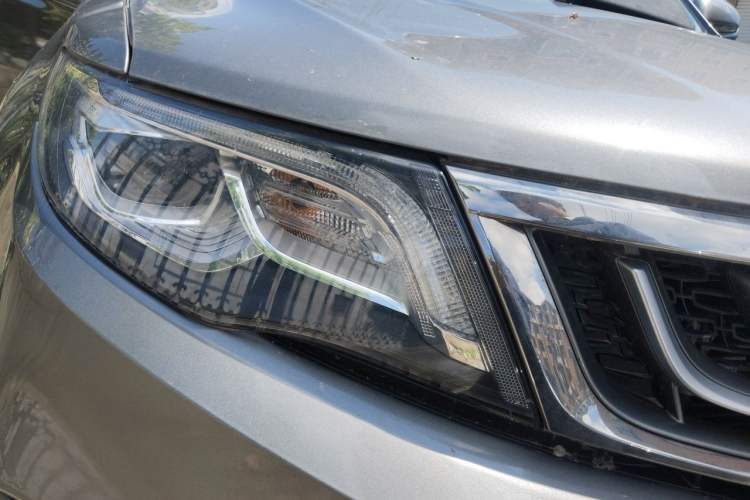 Used Geely Auto Emgrand X7 Sport 2018 1.8TD Automatic Two-Wheel Drive Smart Connect 4G Internet Edition Right Front Headlight