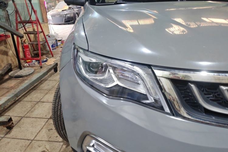 Used Geely Auto Emgrand X7 Sport 2018 Revised Version 1.8TD Automatic Two-Wheel Drive Smart 4G Connectivity Edition Right Front Headlight
