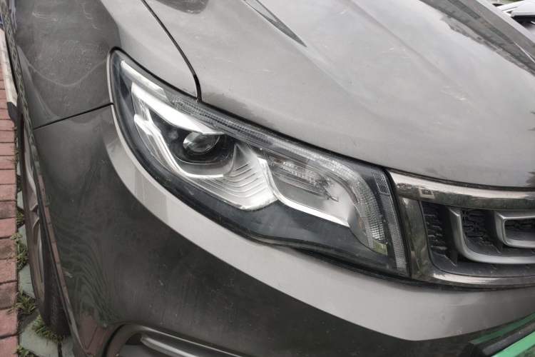 Used Geely Auto Emgrand X7 Sport 2018 1.8TD Automatic Two-Wheel Drive Smart 4G Connected Version Right Front Headlight