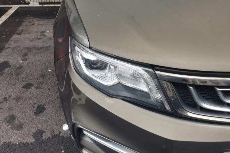 Used Geely Auto Emgrand X7 Sport 2018 1.8TD Automatic Two-Wheel Drive Smart 4G Connected Version Right Front Headlight