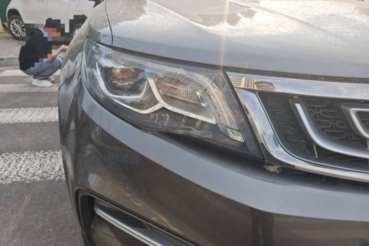 Used Geely Auto Emgrand X7 Sport 2018 1.8TD Automatic Two-Wheel Drive Smart Connect 4G Internet Edition Right Front Headlight