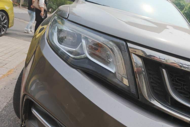 Used Geely Auto Emgrand X7 Sport 2018 1.8TD Automatic Two-Wheel Drive Smart 4G Connected Version Right Front Headlight