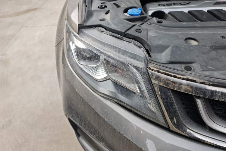 Used Geely Auto Emgrand X7 Sport 2018 1.8TD Automatic Two-Wheel Drive ZhiZun Model with 4G Connectivity Right Front Headlight