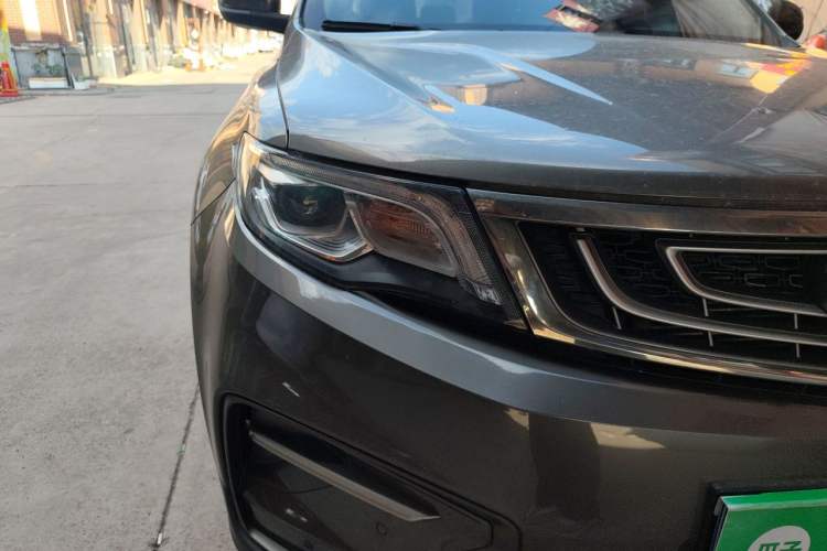 Used Geely Auto Emgrand X7 Sport 2018 1.8TD Automatic Two-Wheel Drive Smart Connect 4G Internet Edition Right Front Headlight