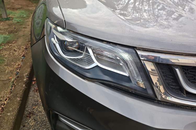 Used Geely Auto Emgrand X7 Sport 2018 1.8TD Automatic Two-Wheel Drive ZhiZun Model with 4G Connectivity Right Front Headlight
