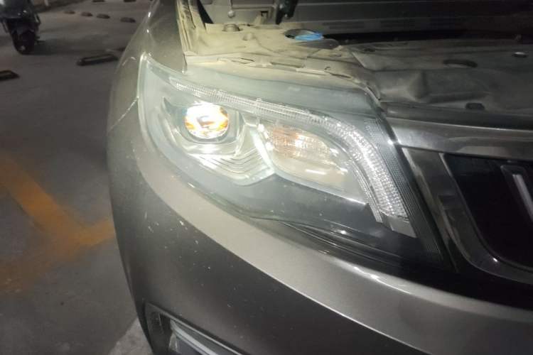 Used Geely Auto Emgrand X7 Sport 2018 1.8TD Automatic Two-Wheel Drive Smart Connect 4G Internet Edition Right Front Headlight