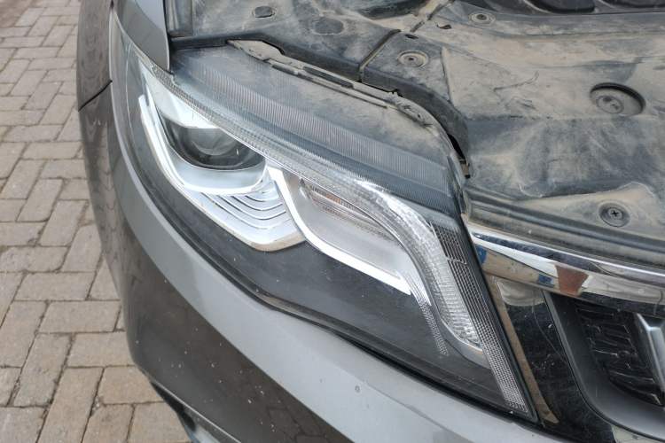 Used Geely Auto Emgrand X7 Sport 2018 1.8TD Automatic Two-Wheel Drive Smart Connect 4G Internet Edition Right Front Headlight