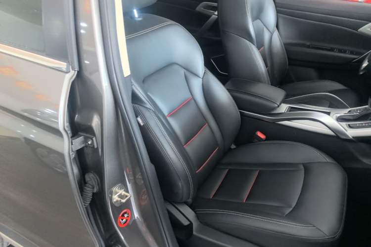 Used Geely Auto Emgrand X7 Sport 2018 1.8TD Automatic Two-Wheel Drive Smart Connect 4G Internet Edition Right Front Seat
