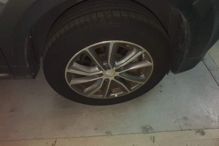 Used Geely Auto Emgrand X7 Sport 2018 1.8TD Automatic Two-Wheel Drive Smart Connect 4G Internet Edition Right Front Wheel Hub