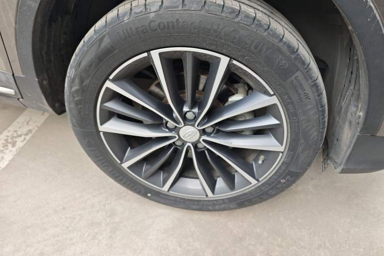 Used Geely Auto Emgrand X7 Sport 2018 1.8TD Automatic Two-Wheel Drive ZhiZun Model with 4G Connectivity Right Front Wheel Hub