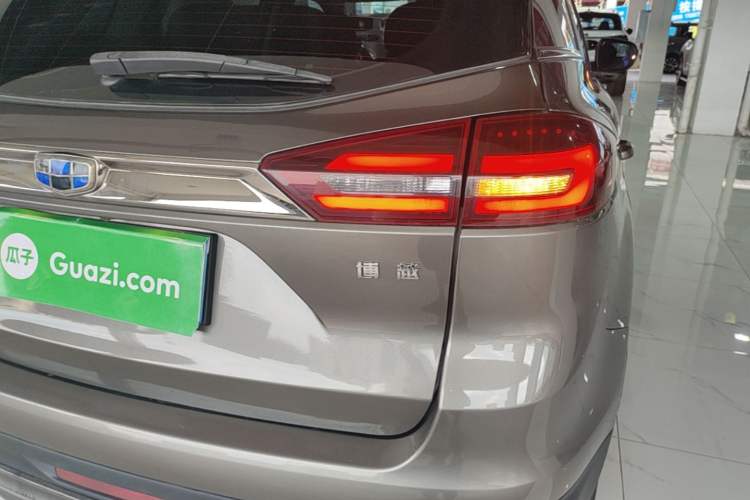 Used Geely Auto Emgrand X7 Sport 2018 1.8TD Automatic Two-Wheel Drive Smart Connect 4G Internet Edition Right Rear Taillight