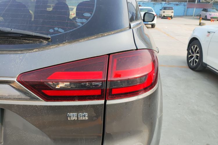 Used Geely Auto Emgrand X7 Sport 2018 1.8TD Automatic Two-Wheel Drive Smart Connect 4G Internet Edition Right Rear Taillight