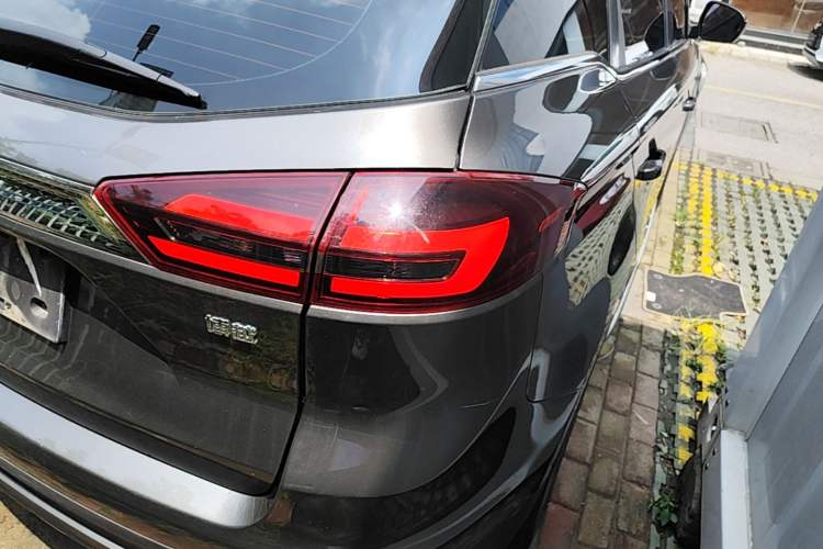 Used Geely Auto Emgrand X7 Sport 2018 1.8TD Automatic Two-Wheel Drive Smart Connect 4G Internet Edition Right Rear Taillight
