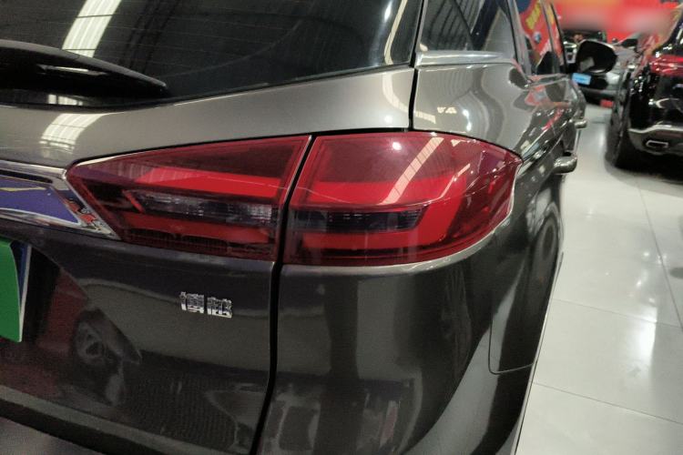 Used Geely Auto Emgrand X7 Sport 2018 1.8TD Automatic Two-Wheel Drive Smart Connect 4G Internet Edition Right Rear Taillight