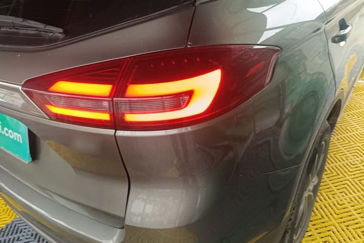 Used Geely Auto Emgrand X7 Sport 2018 1.8TD Automatic Two-Wheel Drive Smart Connect 4G Internet Edition Right Rear Taillight