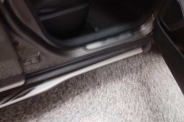 Used Geely Auto Emgrand X7 Sport 2018 1.8TD Automatic Two-Wheel Drive Smart Connect 4G Internet Edition Right Side Sill