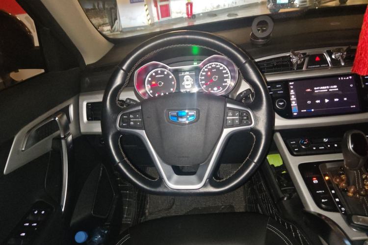 Used Geely Auto Emgrand X7 Sport 2018 1.8TD Automatic Two-Wheel Drive ZhiZun Model with 4G Connectivity Steering Wheel