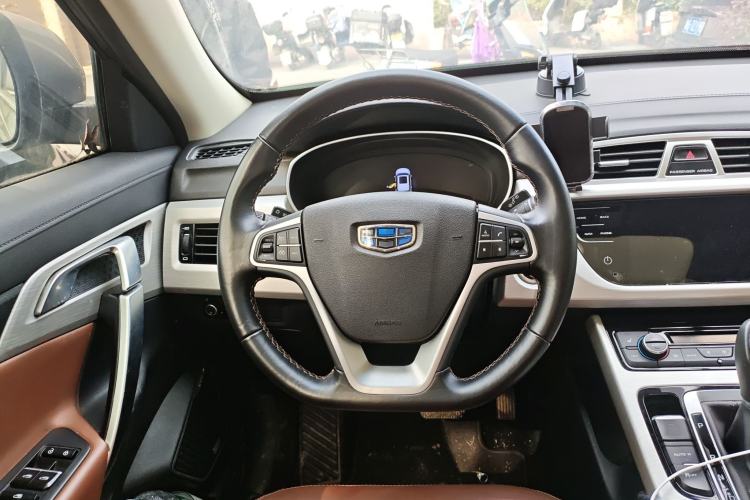 Used Geely Auto Emgrand X7 Sport 2018 1.8TD Automatic Two-Wheel Drive ZhiZun Model with 4G Connectivity Steering Wheel