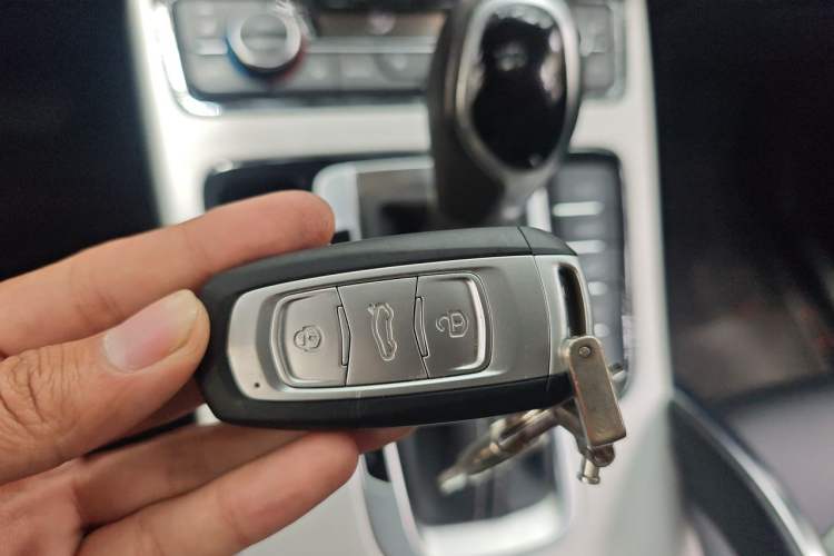 Used Geely Auto Emgrand X7 Sport 2018 1.8TD Automatic Two-Wheel Drive Smart Connect 4G Internet Edition Vehicle Key