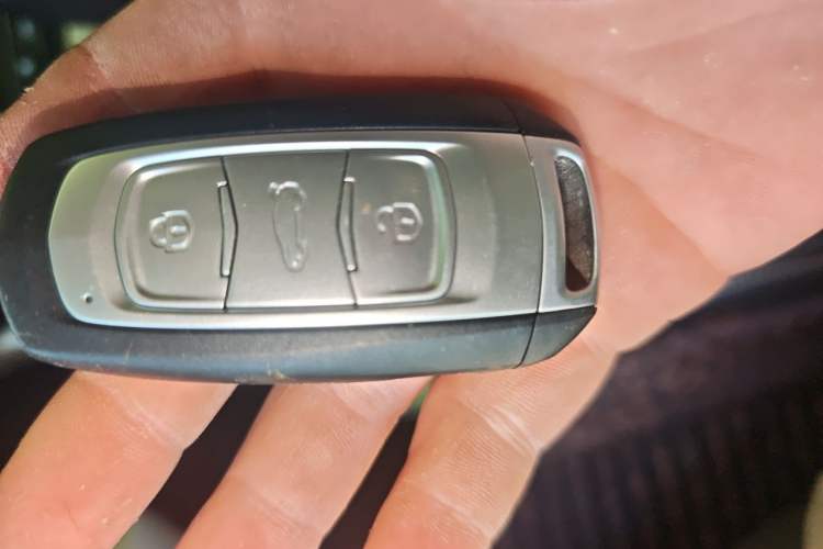 Used Geely Auto Emgrand X7 Sport 2018 1.8TD Automatic Two-Wheel Drive Smart 4G Connected Version Vehicle Key