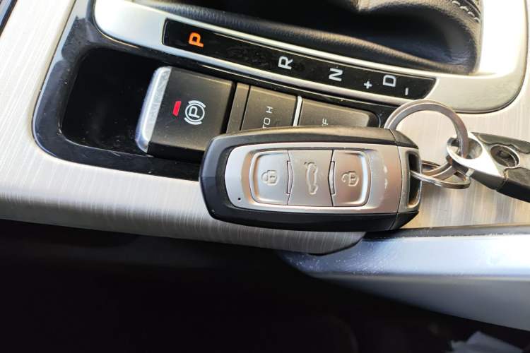 Used Geely Auto Emgrand X7 Sport 2018 1.8TD Automatic Two-Wheel Drive Smart Connect 4G Internet Edition Vehicle Key