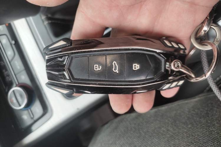 Used Geely Auto Emgrand X7 Sport 2018 1.8TD Automatic Two-Wheel Drive Smart 4G Connected Version Vehicle Key