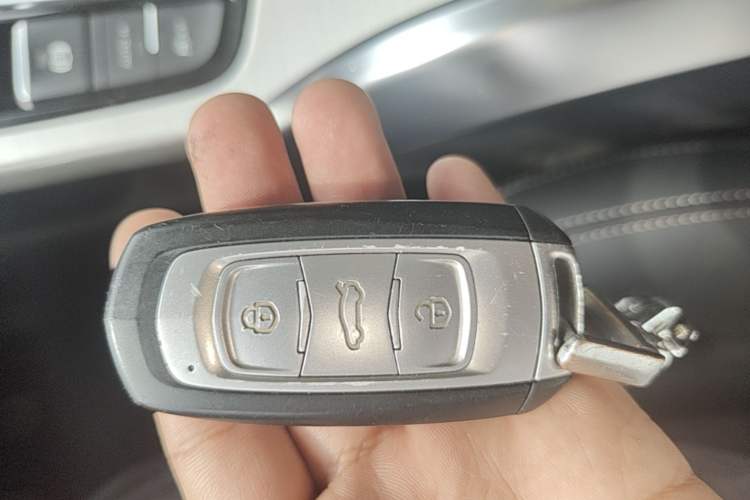 Used Geely Auto Emgrand X7 Sport 2018 1.8TD Manual Two-Wheel Drive Smart Connect 4G Internet Edition Vehicle Key