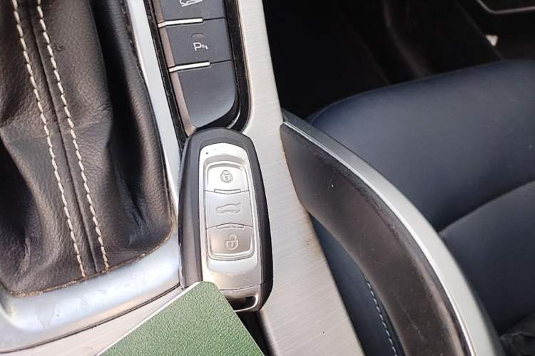 Used Geely Auto Emgrand X7 Sport 2018 1.8TD Automatic Two-Wheel Drive Smart 4G Connected Version Vehicle Key